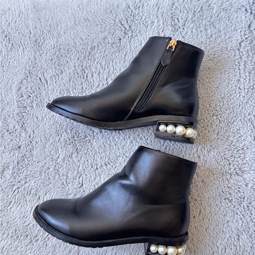 Elegant Black Ankle Boots with Pearl Heel